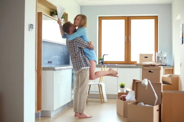 Portret van een jong koppel bewegen in nieuwe huis. Jong koppel — Stockfoto