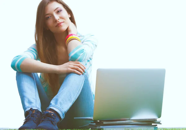 Jovem Com Laptop Sentado Grama Verde Portreit Jovem Mulher — Fotografia de Stock