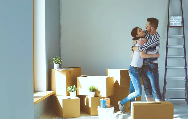 Happy young couple unpacking or packing boxes and moving into a new home. young couple — Stock Photo, Image