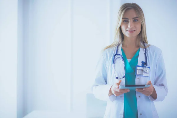 Porträt einer jungen Ärztin mit Luftmatratzen in der Hand in einer Arztpraxis — Stockfoto