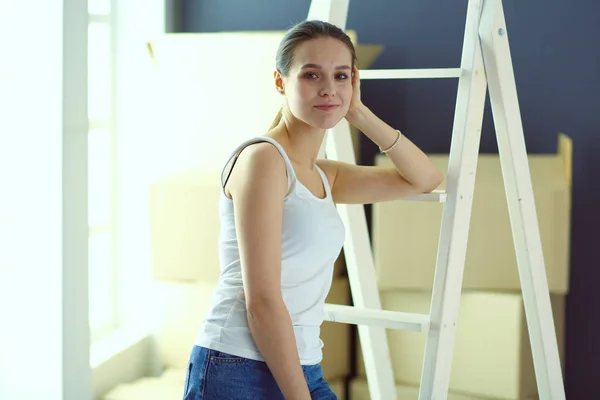 Donna operaia con trapano in piedi in nuova casa . — Foto Stock