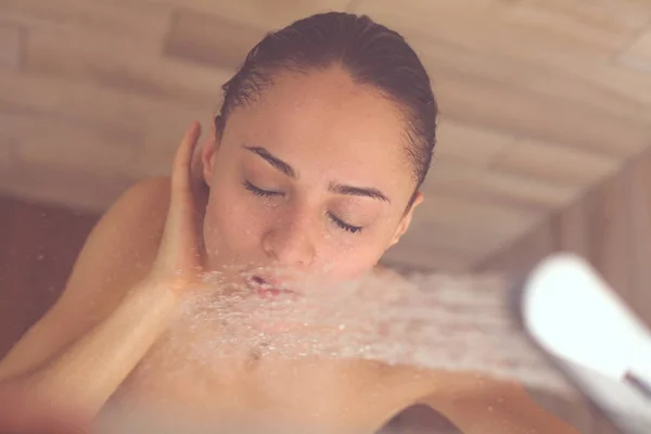 Ung, vakker kvinne under dusjen på badet. . – stockfoto