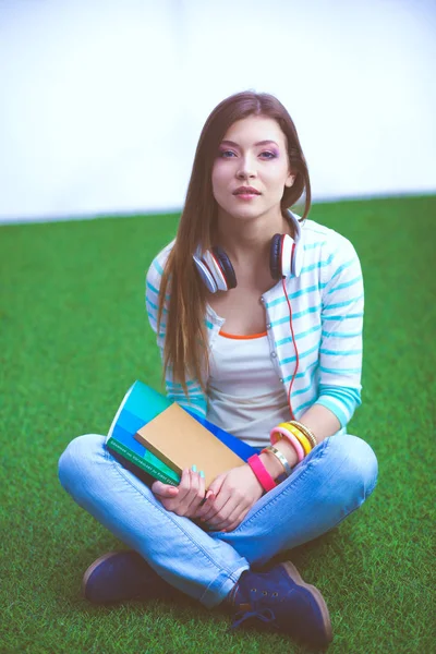Jonge vrouw zittend op groen gras. Portreit jonge vrouw — Stockfoto