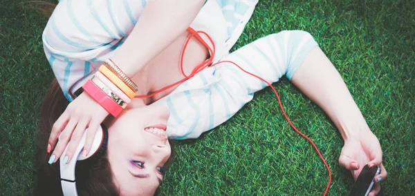 Young woman sitting on green grass . Portreit young woman — Stock Photo, Image