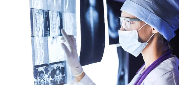 Duas mulheres médicas olhando para raios-x em um hospital. — Fotografia de Stock