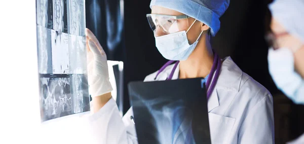 Két női orvosnő röntgent néz egy kórházban.. — Stock Fotó
