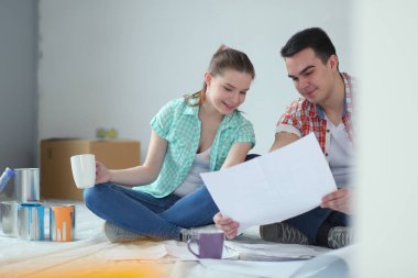 Genç katta oturan ve onlar hakkında tasarruf hesaplama çift. Genç Çift