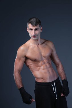 yarı çıplak boksör kaydırma el portresi.