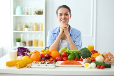 Yatakta seksi, şık bir kadın.