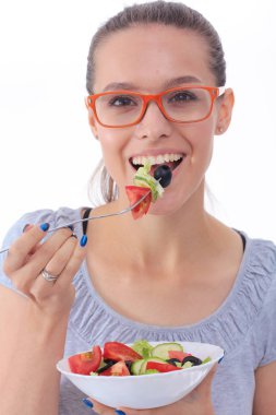 Sağlıklı yemek yiyen güzel bir kız. Güzel kız.