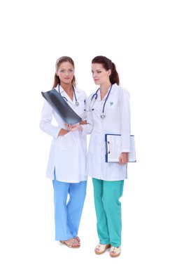 İki genç kadın doktor, hastanede duruyor. İki genç kadın doktor..