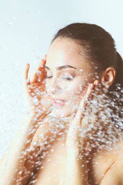 Genç beautyful kadın banyoda duş altında.