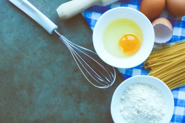 Hamur hazırlama tarifi ev yapımı ekmek, pizza ya da turta karışımı, mutfak masasının arkasında besin düzlüğü.