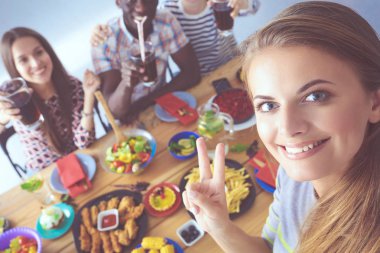 Öğle yemeği sırasında selfie çeken bir grup insan. Kendim. Arkadaşız. Arkadaşlar yemek yerken fotoğraflanır.