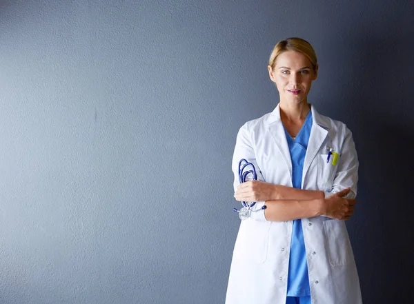 Portrait of young woman doctor with white coat standing in hospital. — Stock Photo, Image