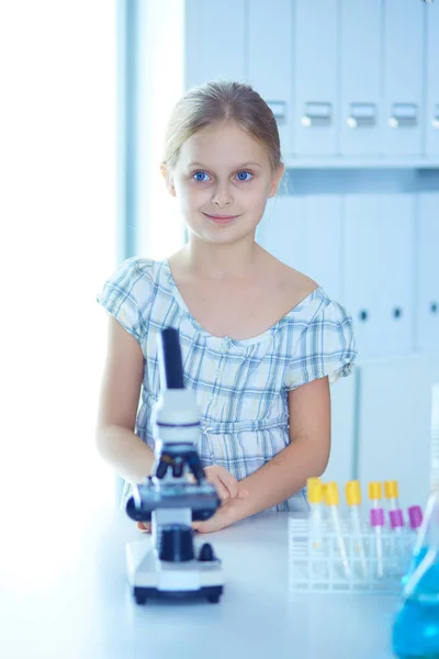 Colegiala Mirando Través Del Microscopio Clase Ciencias — Foto de Stock