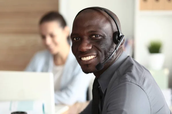 Retrato de um jovem empresário afro-americano com fone de ouvido. — Fotografia de Stock