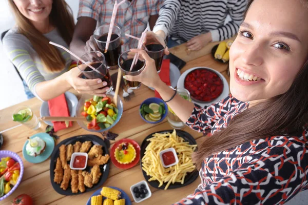 Gruppe von Menschen beim Selfie während des Mittagessens. Selbst. Freunde. Freunde werden zum Essen fotografiert — Stockfoto