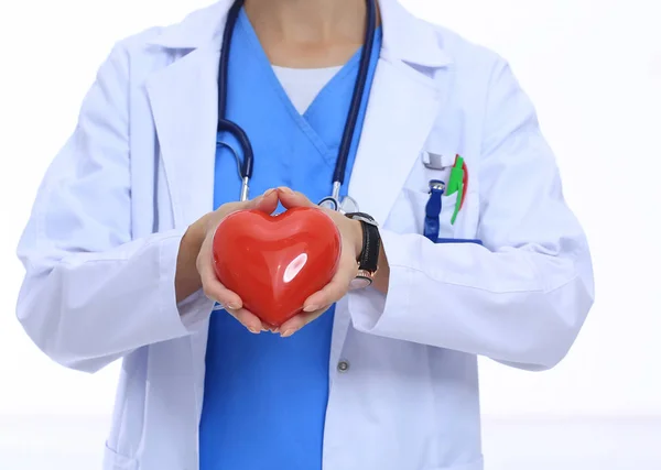 Femeia pozitiva in picioare cu stetoscopul si simbolul cardiac rosu izolat. Femeie doctor — Fotografie, imagine de stoc