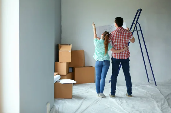 Portrait de jeune couple déménageant dans une nouvelle maison. Jeune couple — Photo