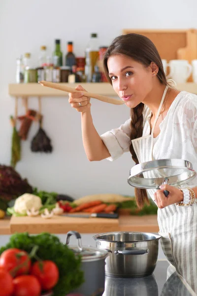 Kochende Frau in der Küche mit Kochlöffel. Kochende Frau — Stockfoto