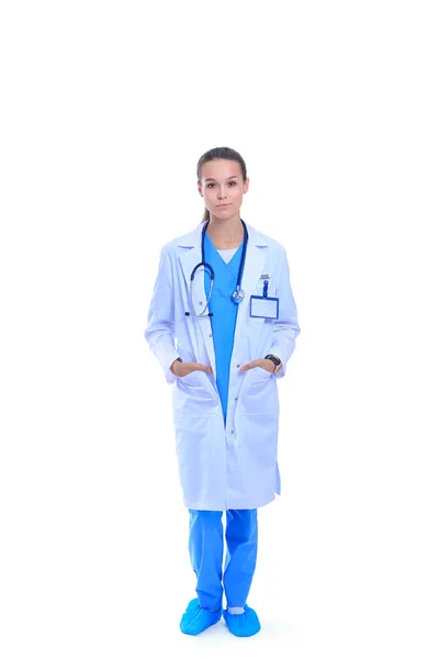 Όμορφη νεαρή γυναίκα με λευκό παλτό ποζάρει με το χέρι στην τσέπη. Γυναίκα γιατρός — Φωτογραφία Αρχείου