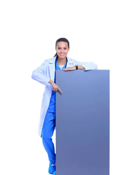 Μια γυναίκα γιατρός με λευκή πινακίδα. Γυναίκα γιατρός — Φωτογραφία Αρχείου