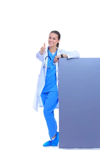 Una doctora con una cartelera en blanco. Mujer doctora — Foto de Stock