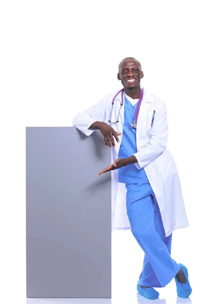 Een mannelijke dokter met een leeg bordje. Dokter. Billboard — Stockfoto