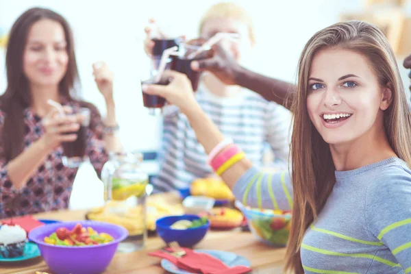 Vista superior del grupo de personas cenando juntas mientras están sentadas en la mesa de madera. Comida en la mesa. La gente come comida rápida. Retrato de una niña —  Fotos de Stock