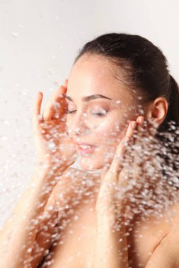 Genç beautyful kadın banyoda duş altında.