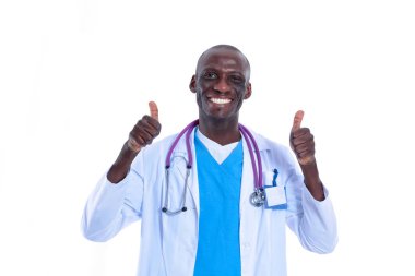 Beyaz arka planda tek başına duran bir doktorun portresi. Doktor bey. Klinik