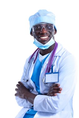 Maske takan ve üniforma giyen bir doktorun portresi. Beyaz arka planda izole edilmiş. Doktor..