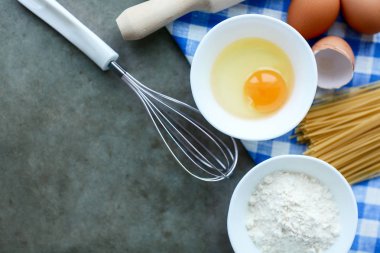 Hamur hazırlama tarifi ev yapımı ekmek, pizza ya da turta karışımı, mutfak masasının arkasında besin düzlüğü.