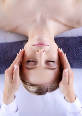 Masaj masasında uzanmış gözleri kapalı rahatlayan genç bir kadın. - Kadın. Spa salonu