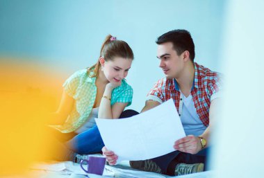 Genç katta oturan ve onlar hakkında tasarruf hesaplama çift. Genç Çift