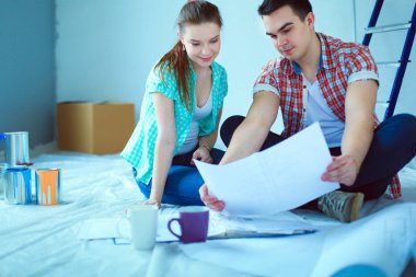 Genç katta oturan ve onlar hakkında tasarruf hesaplama çift. Genç Çift