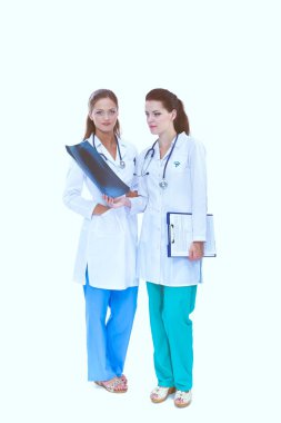 İki genç kadın doktor, hastanede duruyor. İki genç kadın doktor..