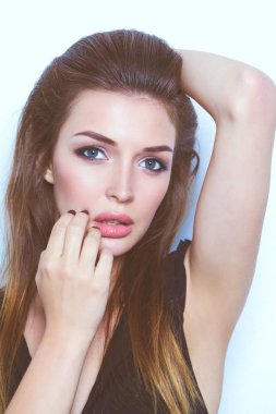 Duran, beyaz arka plan üzerinde izole güzel ve genç birbayan. Seksi kadın