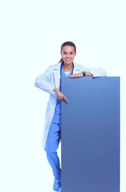 Boş reklam panosu olan bir kadın doktor. Kadın doktor