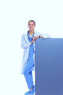 Boş reklam panosu olan bir kadın doktor. Kadın doktor