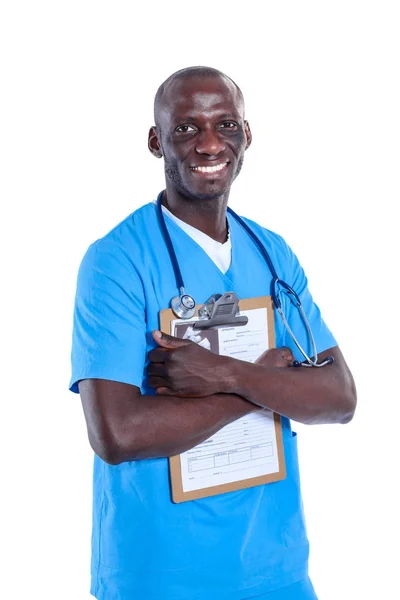 Medico maschio in piedi con cartella, isolato su sfondo bianco. Dottore. Clinica . — Foto Stock