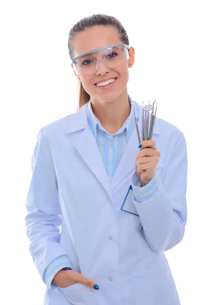 Bela dentista feminina segurando e mostrando uma escova de dentes isolada em um fundo branco. Médico dentista — Fotografia de Stock
