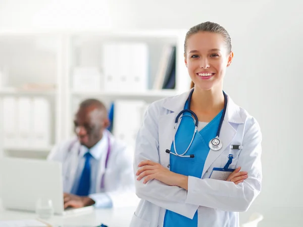 Médico de medicina oferecendo mão para agitar no escritório closeup. Médicos — Fotografia de Stock