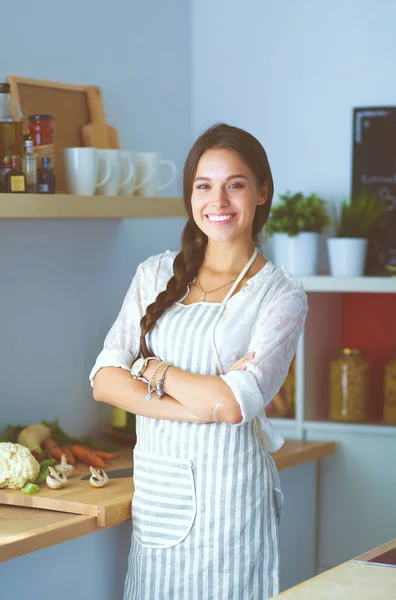 Jeune femme debout près du bureau dans la cuisine. Jeune femme . — Photo