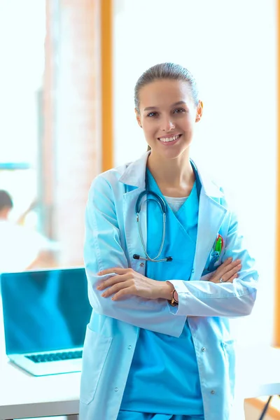 Vrouwelijke dokter bij het raam in het ziekenhuis. Vrouwelijke dokter — Stockfoto