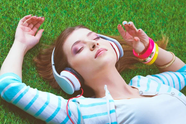 Young woman sitting on green grass . Portreit young woman — Stock Photo, Image