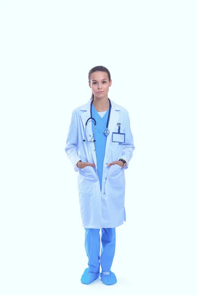 Belle jeune femme en manteau blanc posant la main dans la poche. Femme médecin — Photo