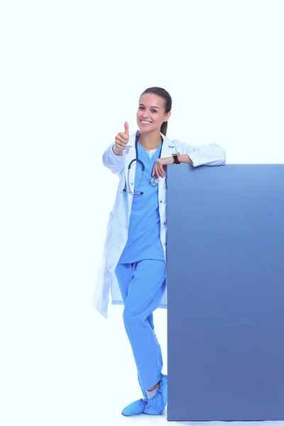 Una doctora con una cartelera en blanco. Mujer doctora — Foto de Stock