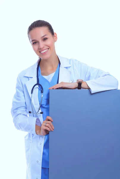 Una doctora con una cartelera en blanco. Mujer doctora — Foto de Stock